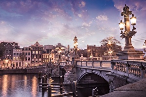 Bridge behind the Hendrick's Hotel