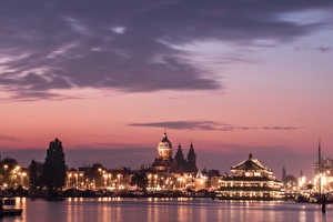 The IJ canal during the evening in front of The Hendrick's Hotel